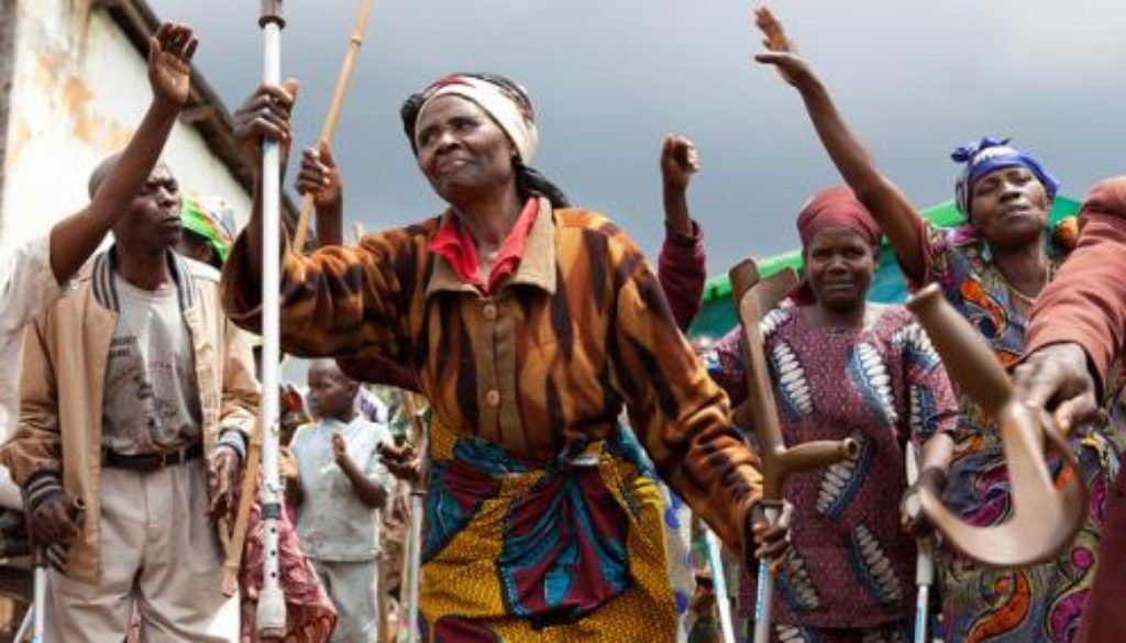 regugee women in DRC dancing andré thiel medium